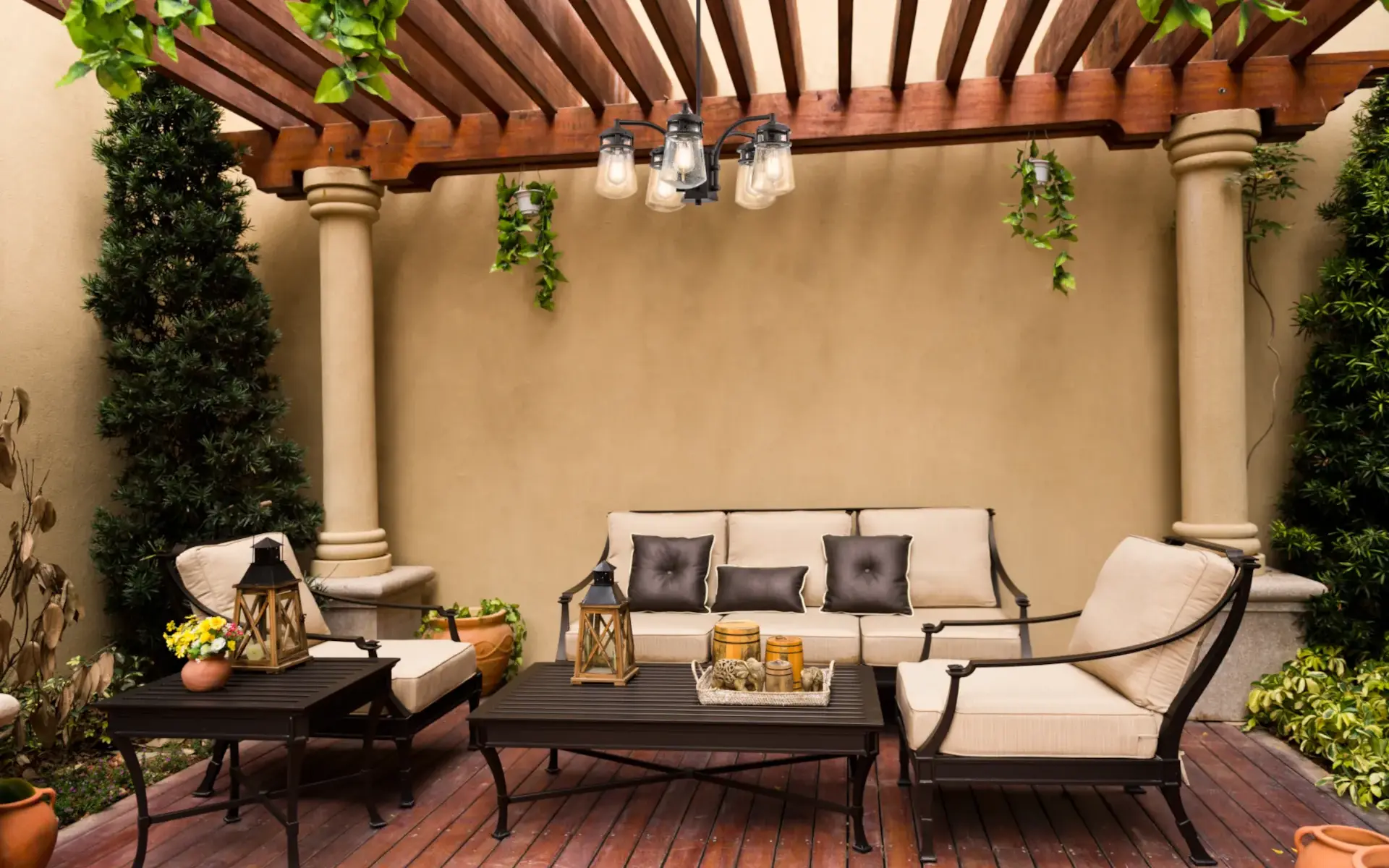 Iluminatul terasei nu îndeplinește doar o funcție practică, ci influențează semnificativ atmosfera și estetica spațiului de relaxare în aer liber. Un iluminat bun poate crea o atmosferă confortabilă, permițând utilizarea terasei și după lăsarea întunericu