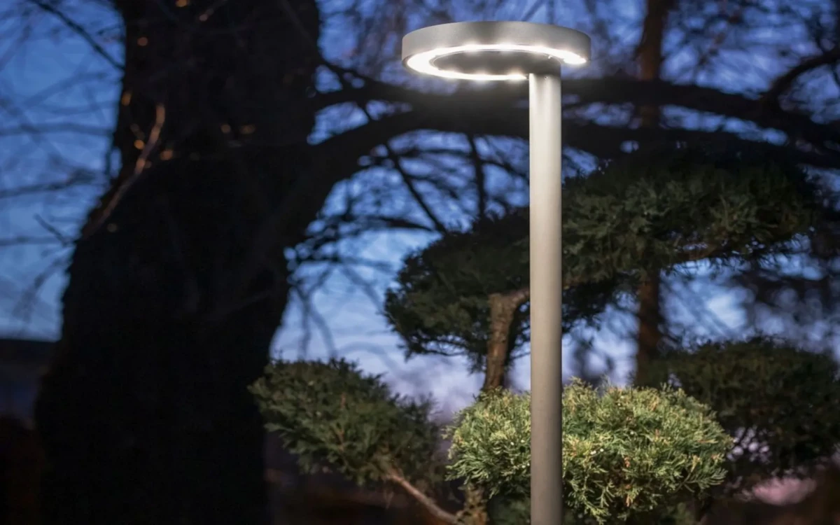 Instalarea în siguranță a iluminatului exterior: sfaturi pentru grădină, terasă și alei